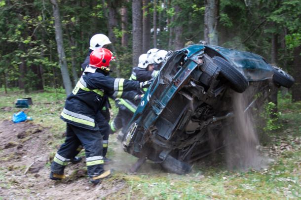 Renault dachował na DK22 (FOTO)