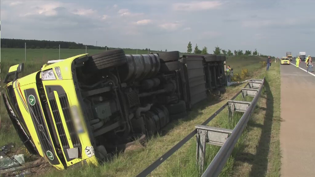 Tir z 8 tonami chipsów przewrócił się koło Świebodzina. Kierowca przysnął podczas jazdy