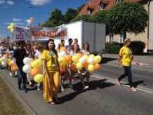 Uczniowie kościerskich gimnazjów przeszli ulicami Kościerzyny w Marszu Przyjaźni