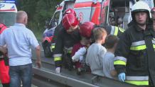 Autokar z dziećmi wpadł do rowu, w akcji ratunkowej wzięło udział 14 zastępów straży pożarnej