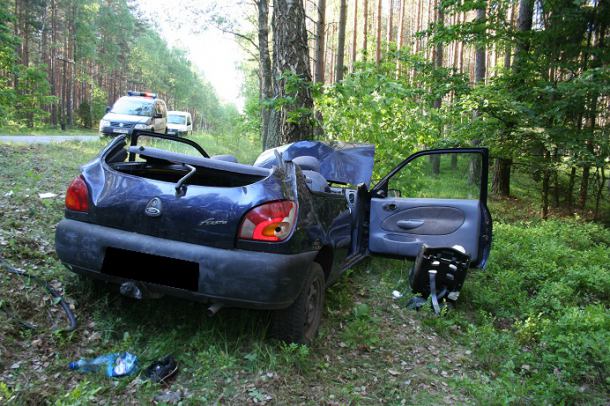 Byli pijani i uderzyli w drzewo. Policja nie wie, kto prowadził