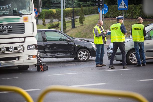 Trzy samochody zderzyły się na skrzyżowaniu (FOTO)