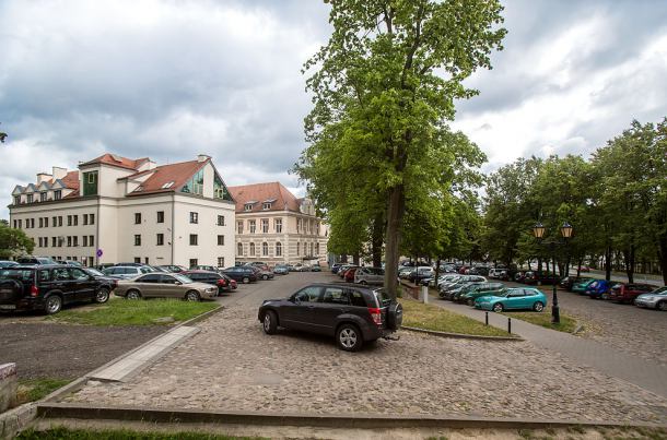 Przy Urzędzie Gminy i starostwie w Chojnicach powstaną nowe miejsca parkingowe