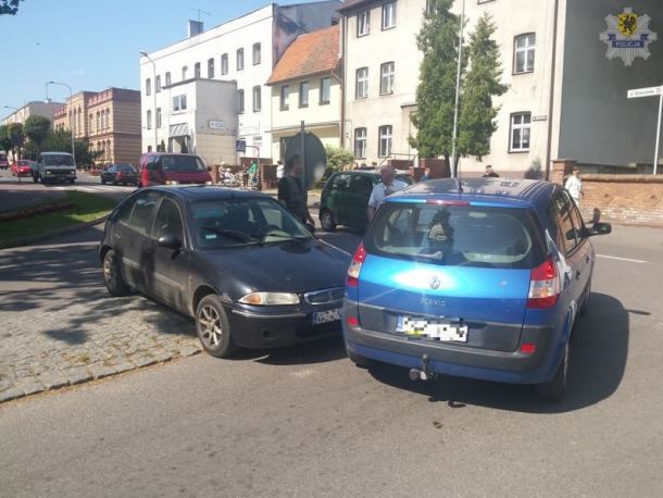 Samochód bez kierowcy wjechał na skrzyżowanie