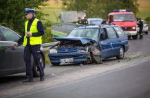 Zderzenie ciężarówki i osobówki na moście w Ciecholewach (FOTO)