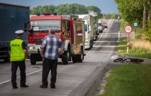 Zderzenie motocykla z ciężarowym volvo. Ranny 22-latek