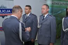 Komendanci tucholskiej policji z odznakami &acute;Zasłużonego policjanta&acute;