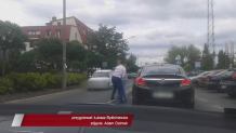 Ring bokserski na środku stołecznej ulicy. Kierowcy pobili się, bo jeden nie chciał przepuścić drugiego
