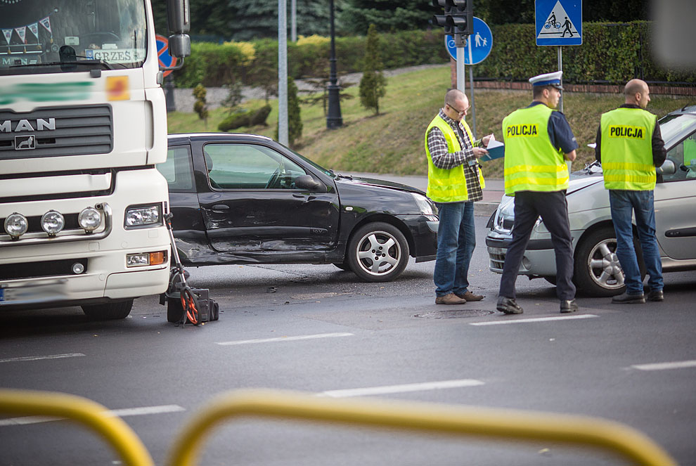 Trzy samochody zderzyły się na skrzyżowaniu FOTO