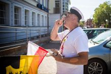 Jajkiem w budynek. Protest przed człuchowskim starostwem (FOTO)