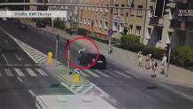 Mogło się skończyć śmiercią, skończyło złamaną ręką. Pieszy z Olsztyna wbiegł prosto pod auto