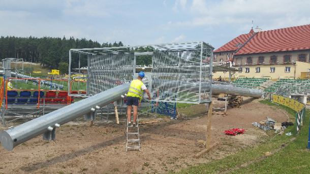 Montaż wież oświetleniowych na stadionie w Bytowie