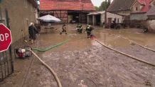 Zalane gospodarstwa i powalone drzewa. Nad Polską przeszły gwałtowne burze