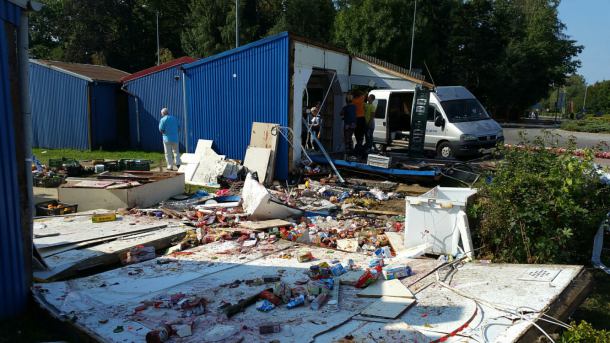 Samochód osobowy uderzył w sklep. Jedna osoba trafiła do szpitala
