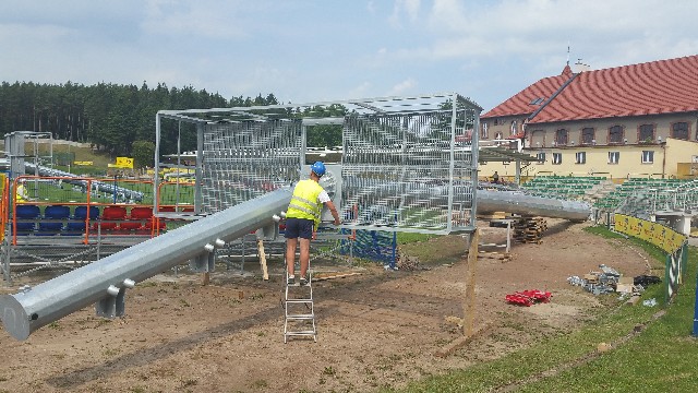 Montaż wież oświetleniowych na stadionie w Bytowie