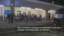 Setki uchodźców przybyłych z Węgier koczują na wiedeńskich dworcach
