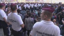 &acute;Jesteśmy tylko przejazdem, nie chcemy tu zamieszkać&acute;. Uchodźcy koczują w Budapeszcie