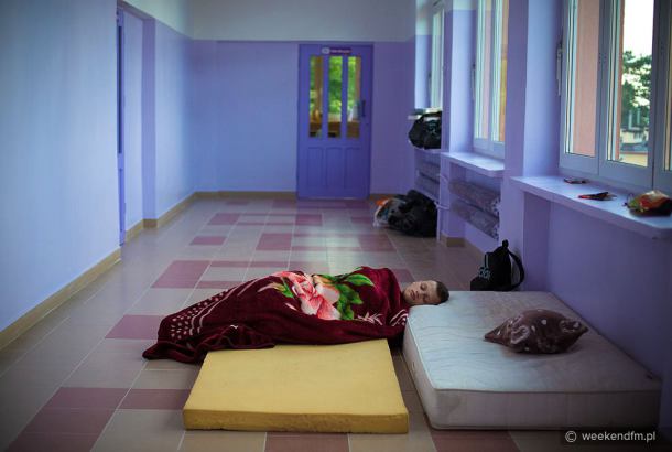 Spali na krzesłach i materacach. Uczniowie z ZST spędzili noc w szkole (FOTO)