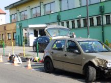 Uderzył w drzewo. Pasażer miał narkotyki 