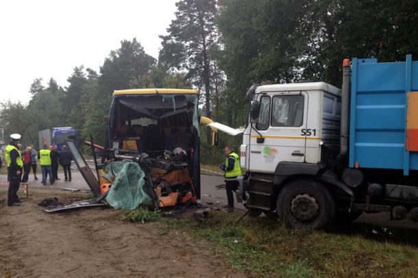 14 rannych po zderzeniu śmieciarki i autobusu w Sarnowach (FOTO)