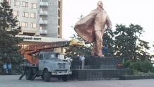 &acute;Zdradziliście ludzi i ojczyznę&acute;. Demontują kolejny pomnik Lenina na Ukrainie 