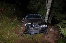BMW uderzyło w drzewo. Dwie osoby poszkodowane