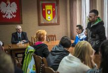 Uczniowie zanieśli staroście książkę skarg i zażaleń 