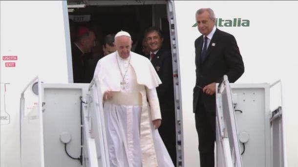 Papież Franciszek po raz pierwszy w USA. Na lotnisku witał go Barack Obama (napisy)
