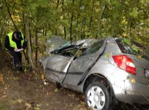 Wypadek koło Nowej Karczmy. Skoda uderzyła w drzewo (FOTO)