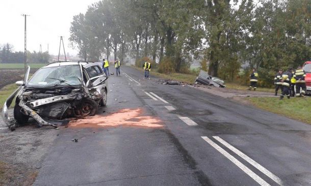 Zderzenie forda i volkswagena. Nie żyje kierowca golfa (AKTUALIZACJA)
