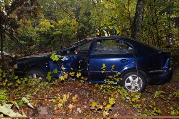 Skoda wypadła z drogi i uderzyła w drzewo. Ranny kierowca