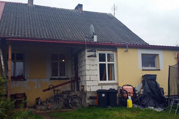 W tym budynku żyją dwie niepełnosprawne dziewczynki. Pomóż w remoncie