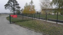 Nowe ogrodzenia przy szkołach w Człuchowie
