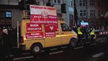 Protesty przed teatrem, ale widzowie spektaklu "Śmierć i dziewczyna" usatysfakcjonowani sztuką