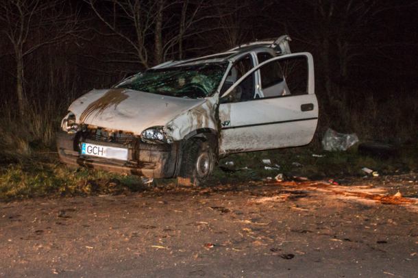 Dachowanie na drodze pod Angowicami (FOTO)