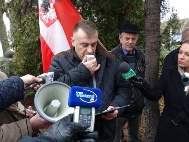 Protest rolników przed Urzędem Miejskim w Sępólnie Krajeńskim (FOTO)