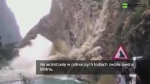Lawina błotna zeszła na autostradę. Zobacz nagranie