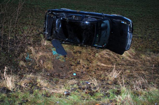 Audi wypadło z drogi. Dwie osoby poszkodowane