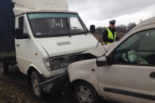 Czołowe zderzenie renault i samochodu dostawczego