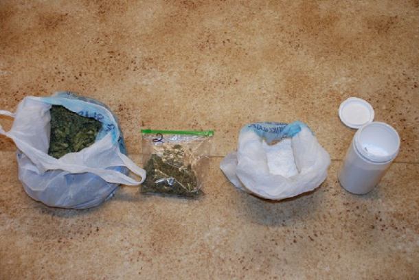 Prawie kilogram narkotyków ukryty w przyczepie rolniczej