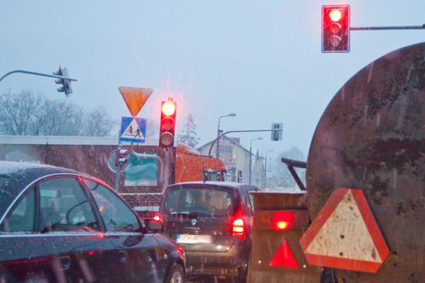 Fatalne warunki na drogach. Kierowcy, uważajcie! (WIDEO)