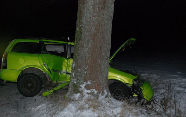 Zginął 34-latek. Osobowy opel uderzył w drzewo