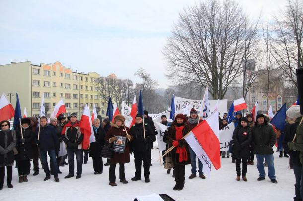 Zwolennicy i przeciwnicy KOD demonstrowali w Człuchowie (FOTO)