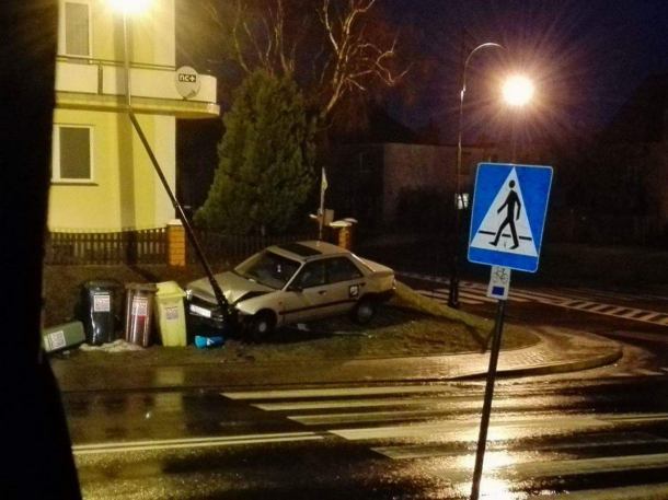 Samochód osobowy wypadł z drogi i uderzył w lampę uliczną