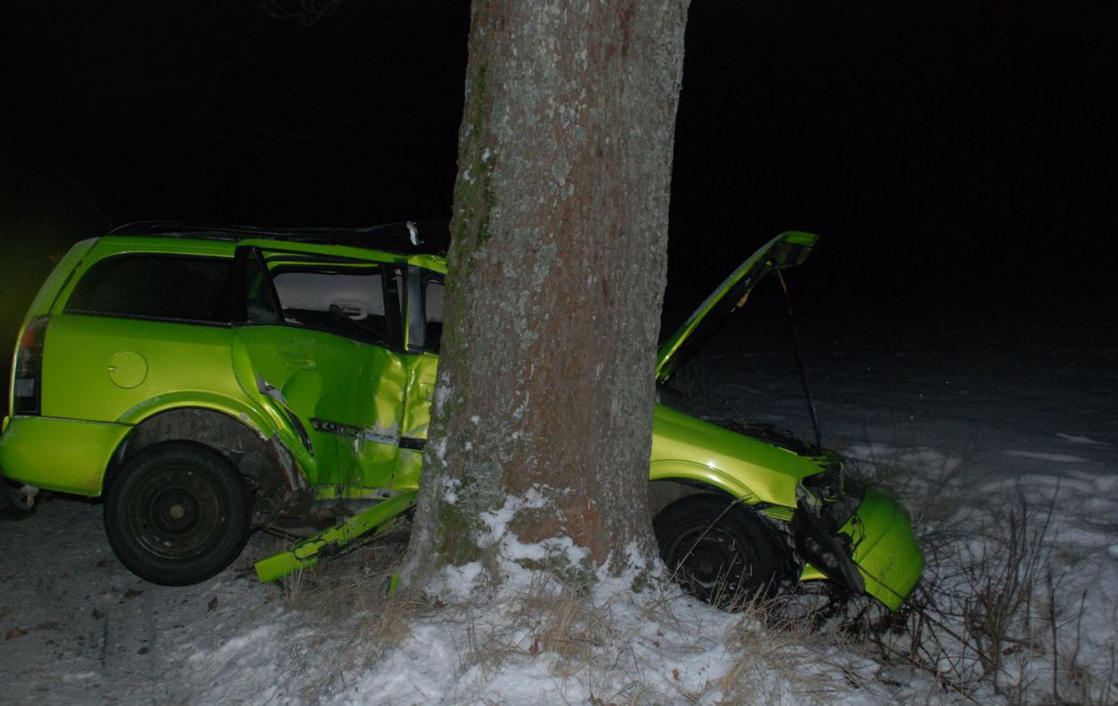 Zginął 34-latek. Osobowy opel uderzył w drzewo