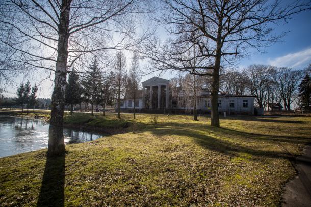Konserwator zabytków przedłużył pozwolenie na remont pałacu w Zbeninach. Przez pomyłkę