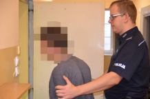 Uciekał przed policją. Najpierw golfem, potem chciał przepłynąć wpław Jezioro Wdzydzkie  