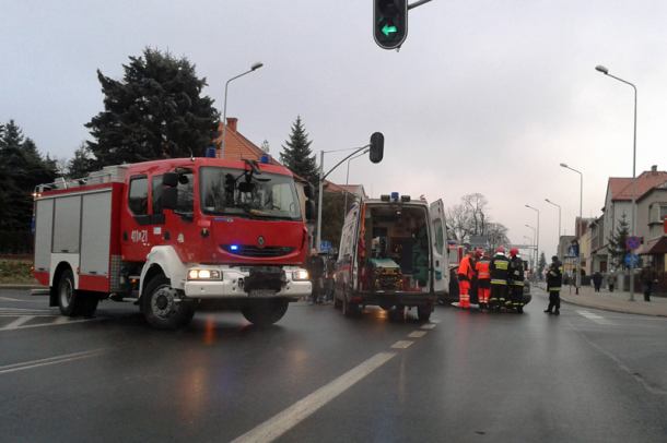 Zderzenie dwóch samochodów w Chojnicach. Jedna osoba odniosła obrażenia