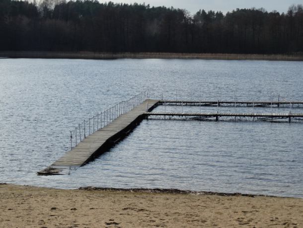 Pomost na plaży miejskiej w Sępólnie Krajeńskim znalazł się pod wodą. Jest uszkodzony?