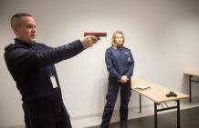 W Tucholi policjanci ćwiczą, strzelając do wirtualnych bandytów (FOTO)
